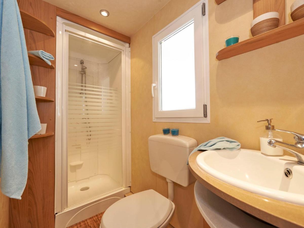 Holiday Home Maxi Caravan Comfort By Interhome Baia Domizia Exterior photo