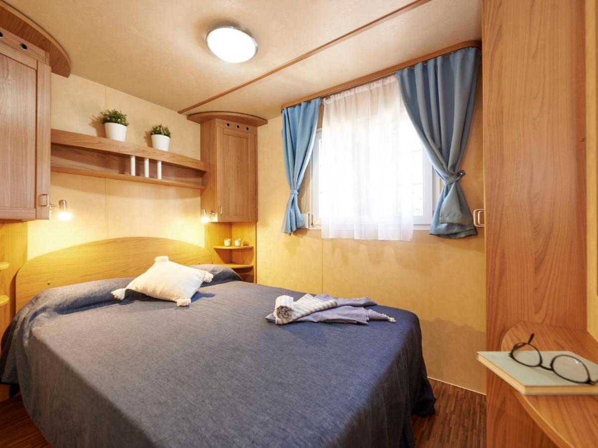 Holiday Home Maxi Caravan Comfort By Interhome Baia Domizia Exterior photo
